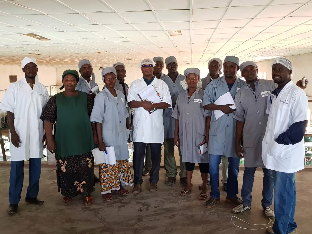 Groupe de participants formés, en blouse et charlotte d’hygiène